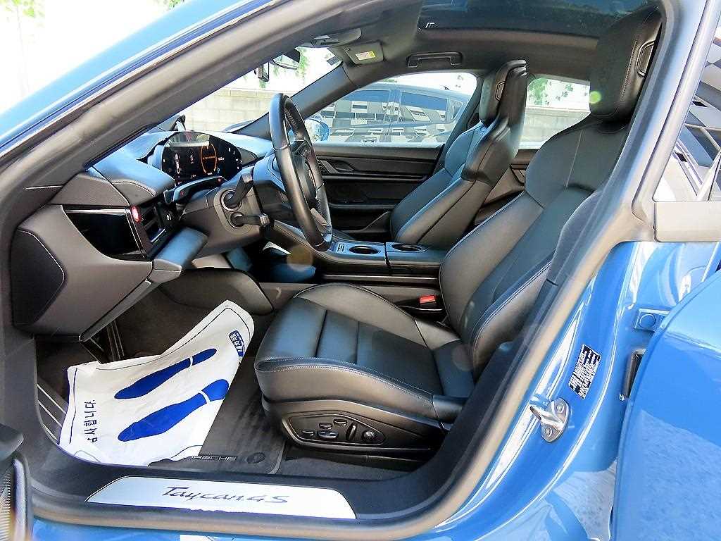 Porsche Taycan — photo 05
