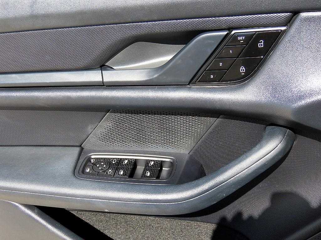 Porsche Taycan — photo 11