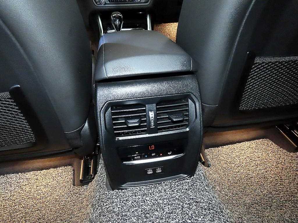 BMW 3-Series — photo 16
