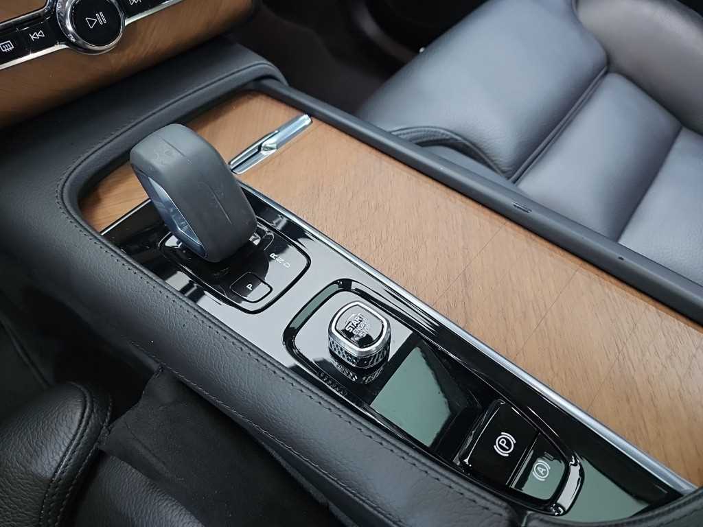 Volvo XC90 — photo 08