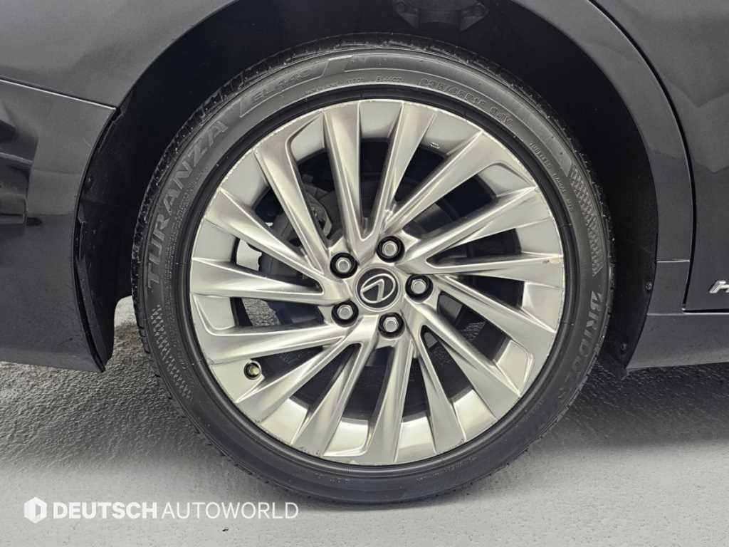 Lexus ES — photo 05