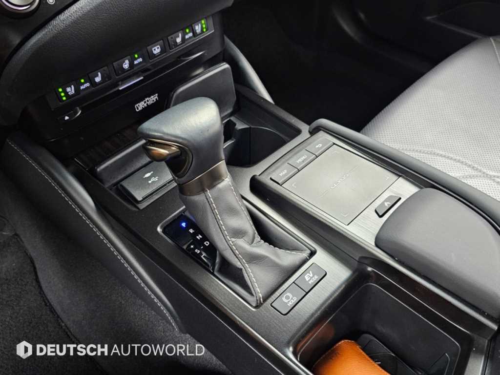 Lexus ES — photo 09