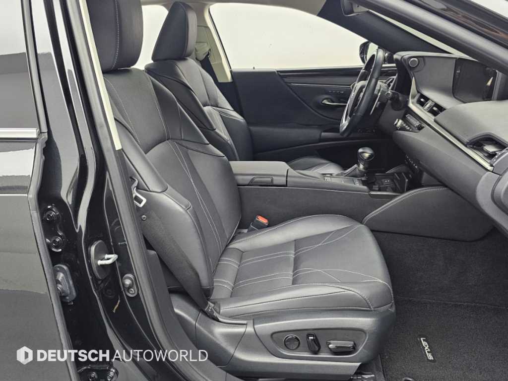 Lexus ES — photo 10