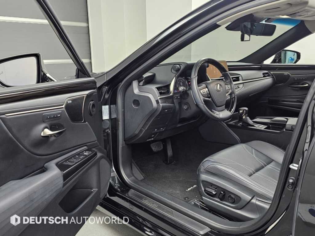 Lexus ES — photo 11