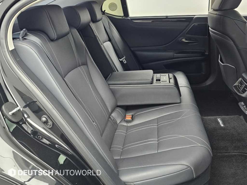 Lexus ES — photo 12