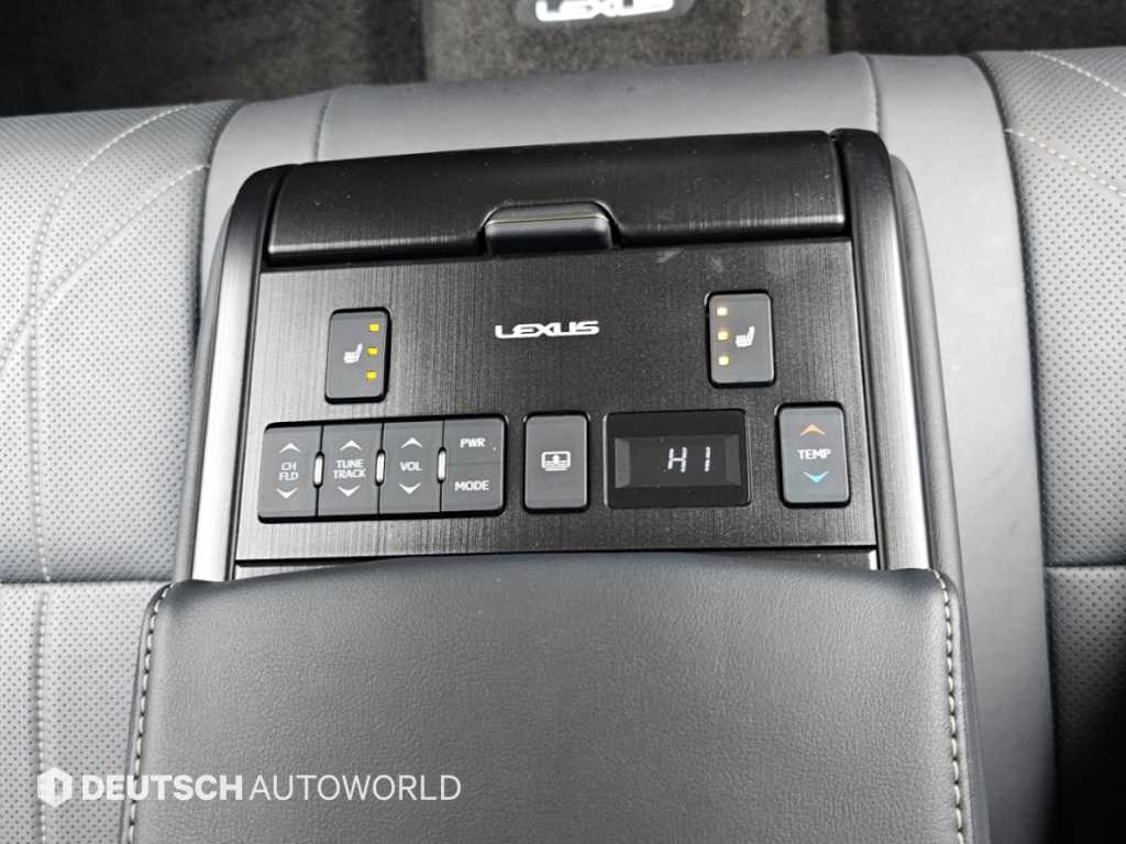 Lexus ES — photo 16