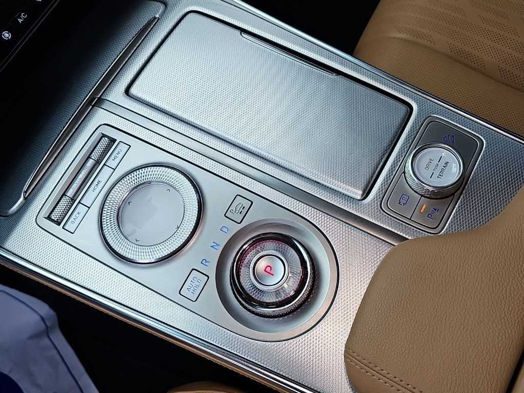 Genesis GV80 — photo 08