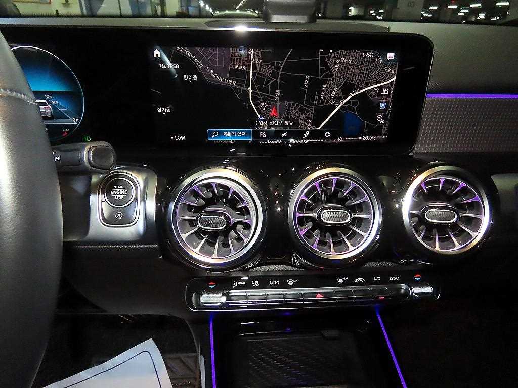 Mercedes-Benz GLB-Class — photo 11