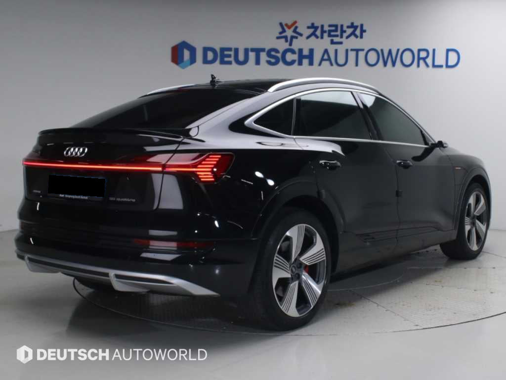 Audi e-tron — photo 02