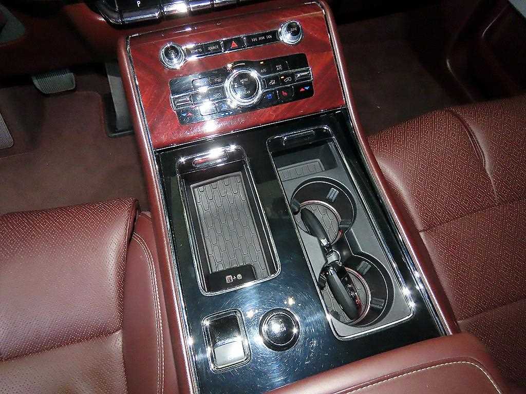 Lincoln Aviator — photo 12