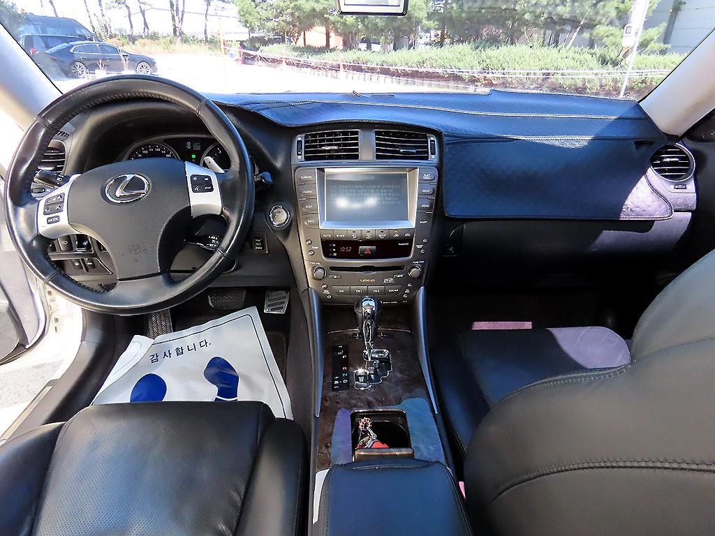 Lexus IS — photo 07