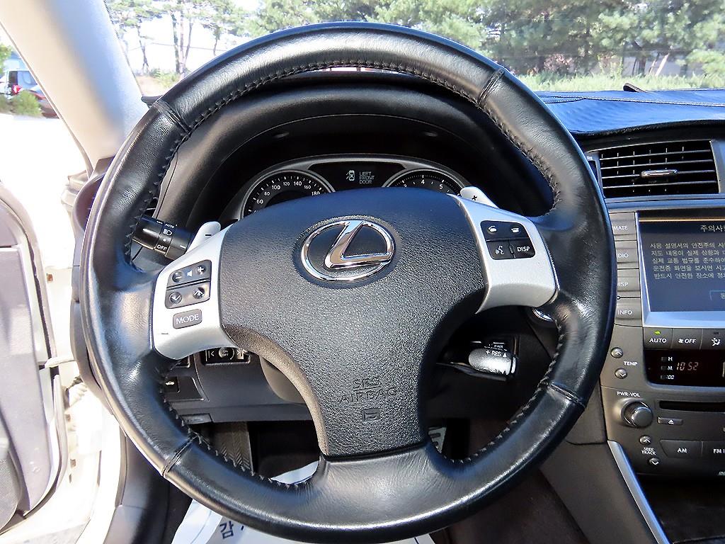 Lexus IS — photo 08
