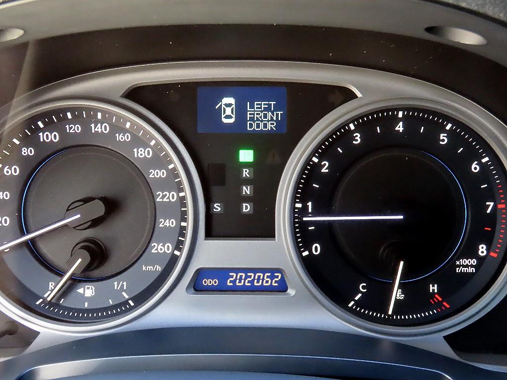 Lexus IS — photo 09