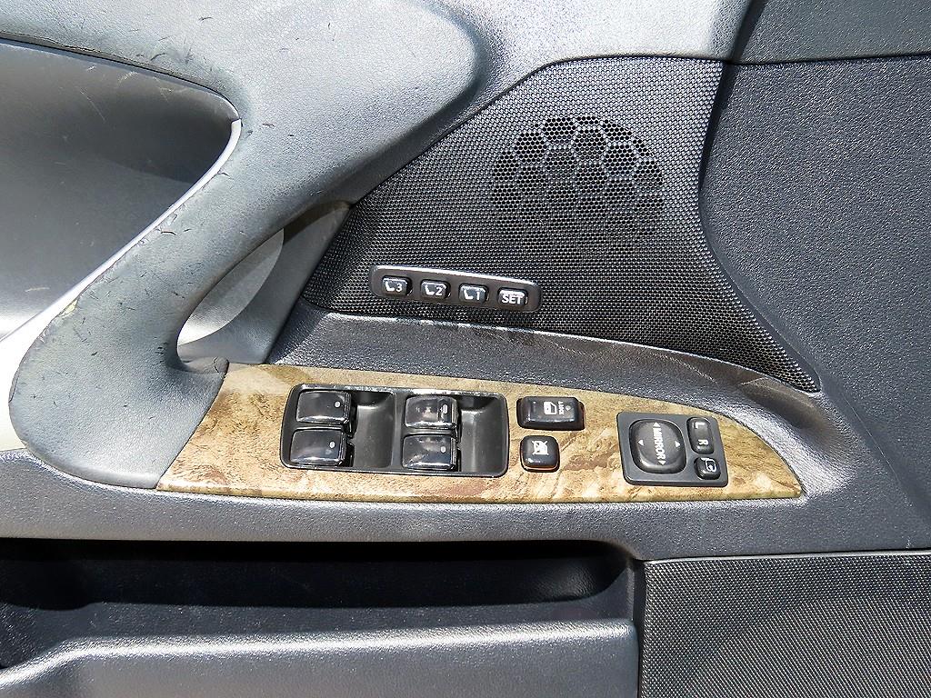 Lexus IS — photo 12