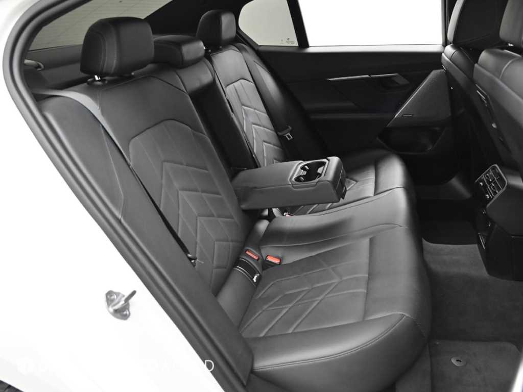 BMW 5-Series — photo 12