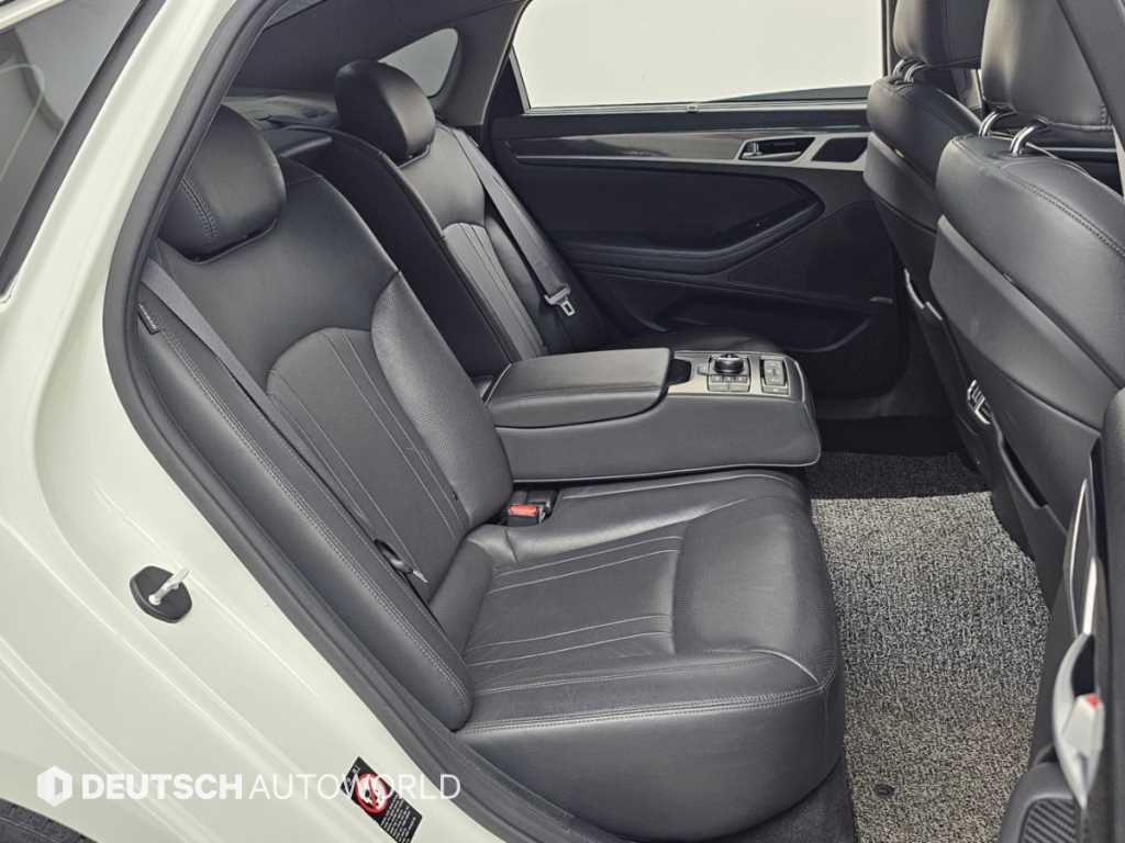 Hyundai Genesis — photo 12