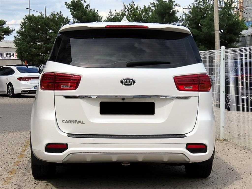 Kia Carnival — photo 04