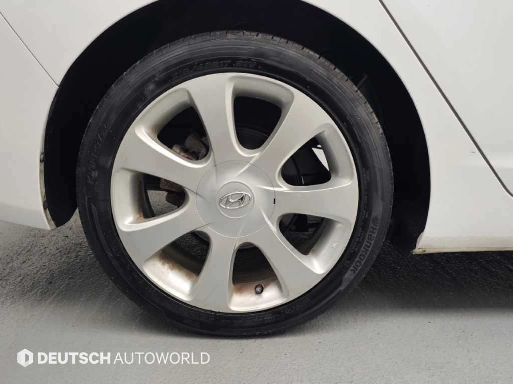 Hyundai Avante — photo 05