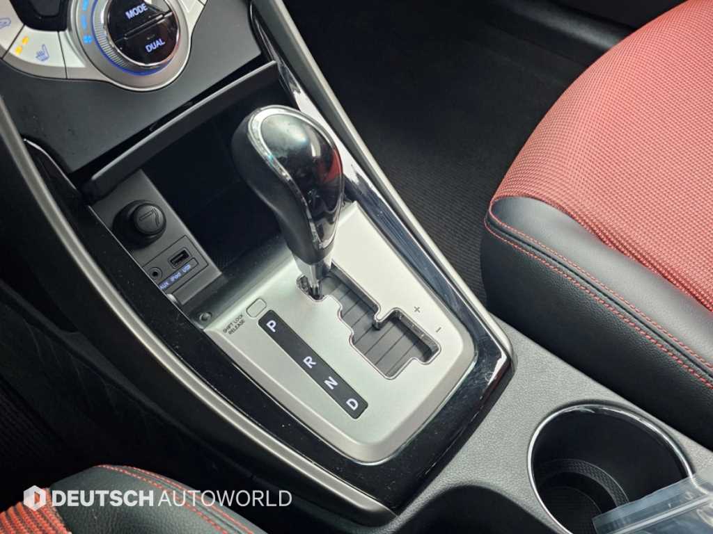 Hyundai Avante — photo 08