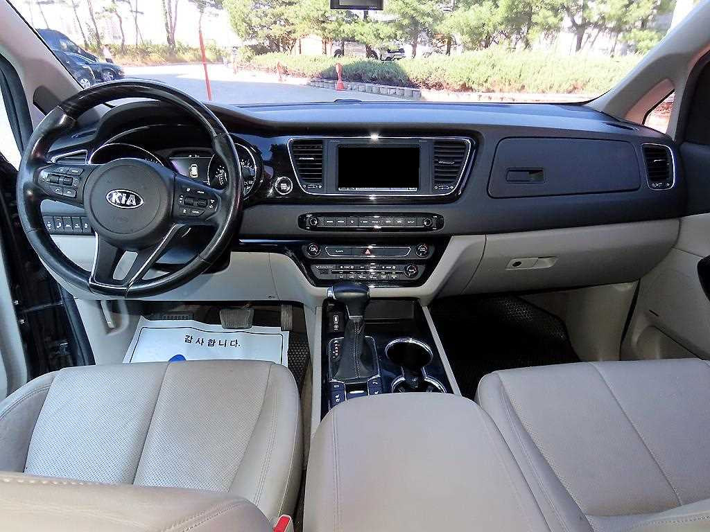 Kia Carnival — photo 08