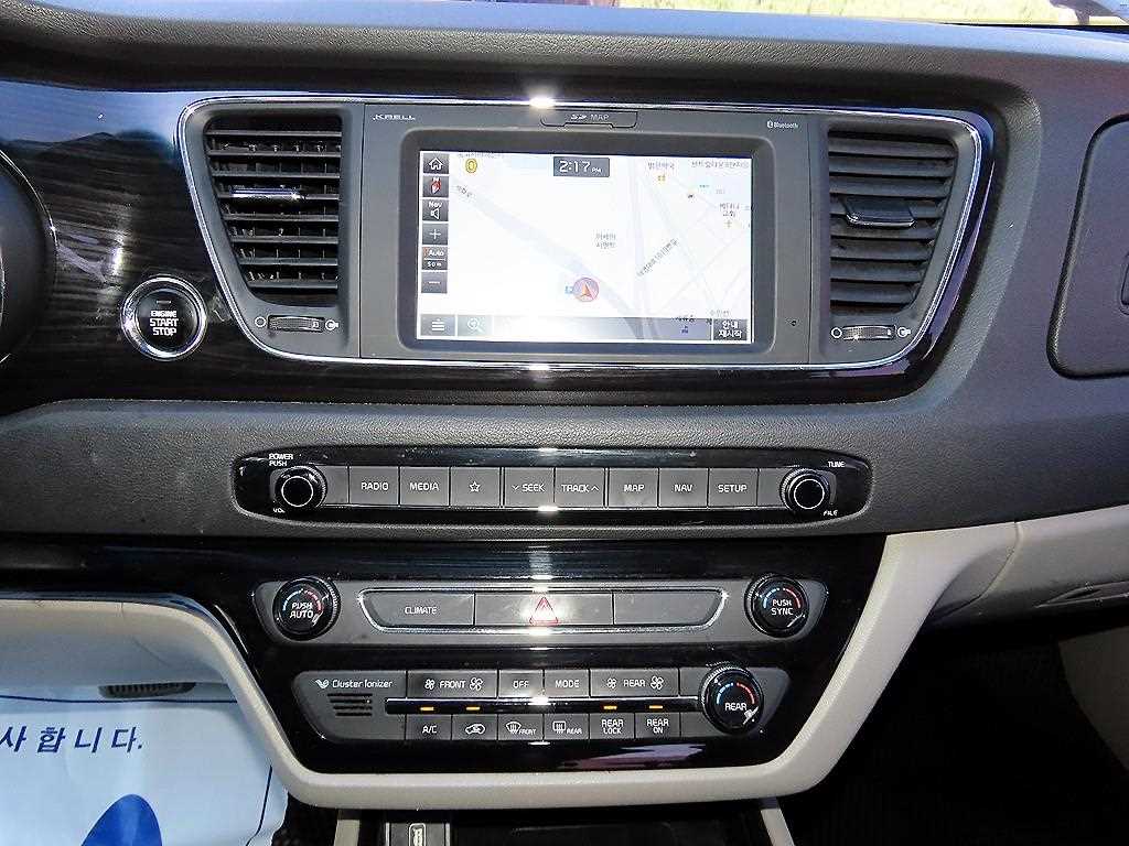 Kia Carnival — photo 13