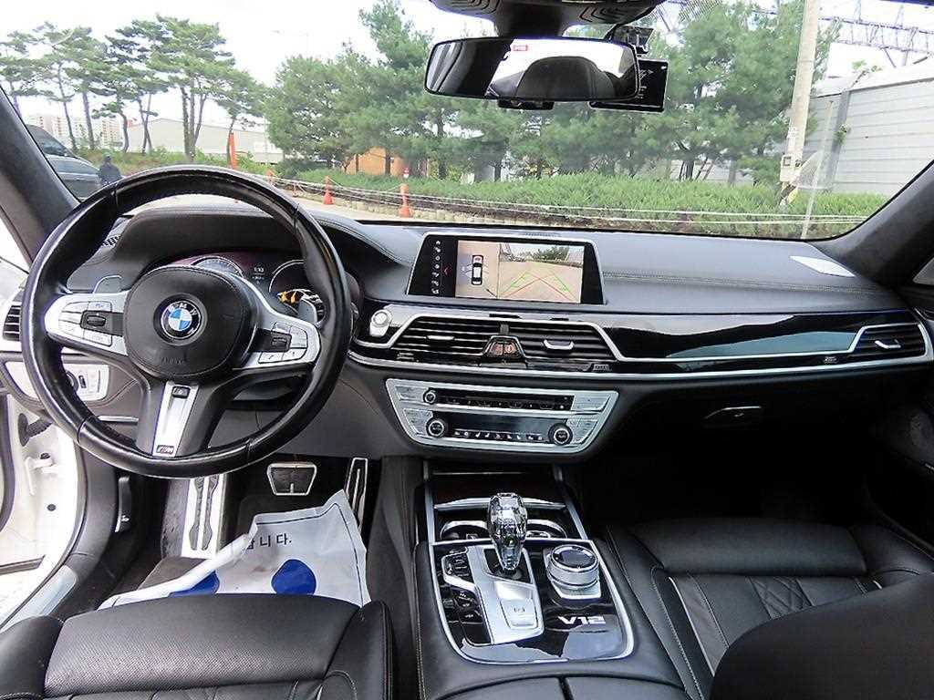 BMW 7-Series — photo 07