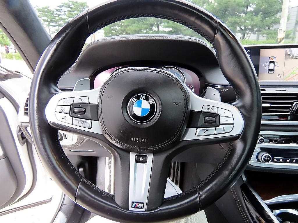 BMW 7-Series — photo 08
