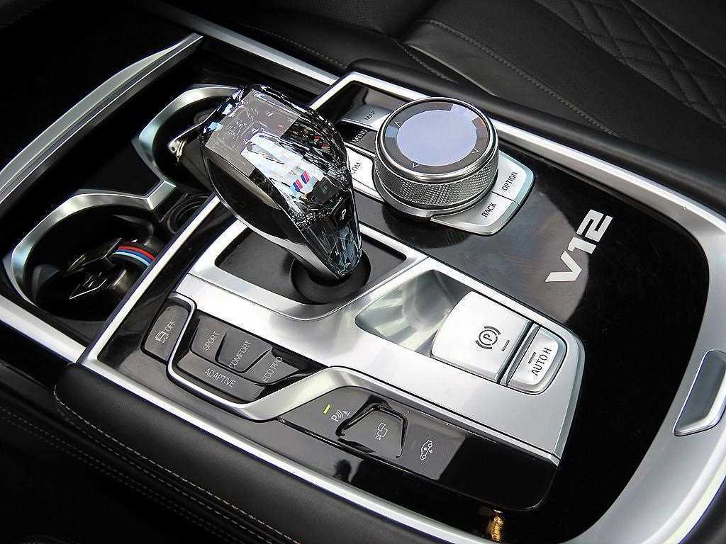 BMW 7-Series — photo 11