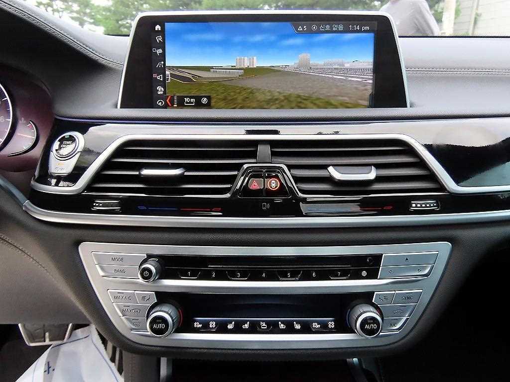 BMW 7-Series — photo 12