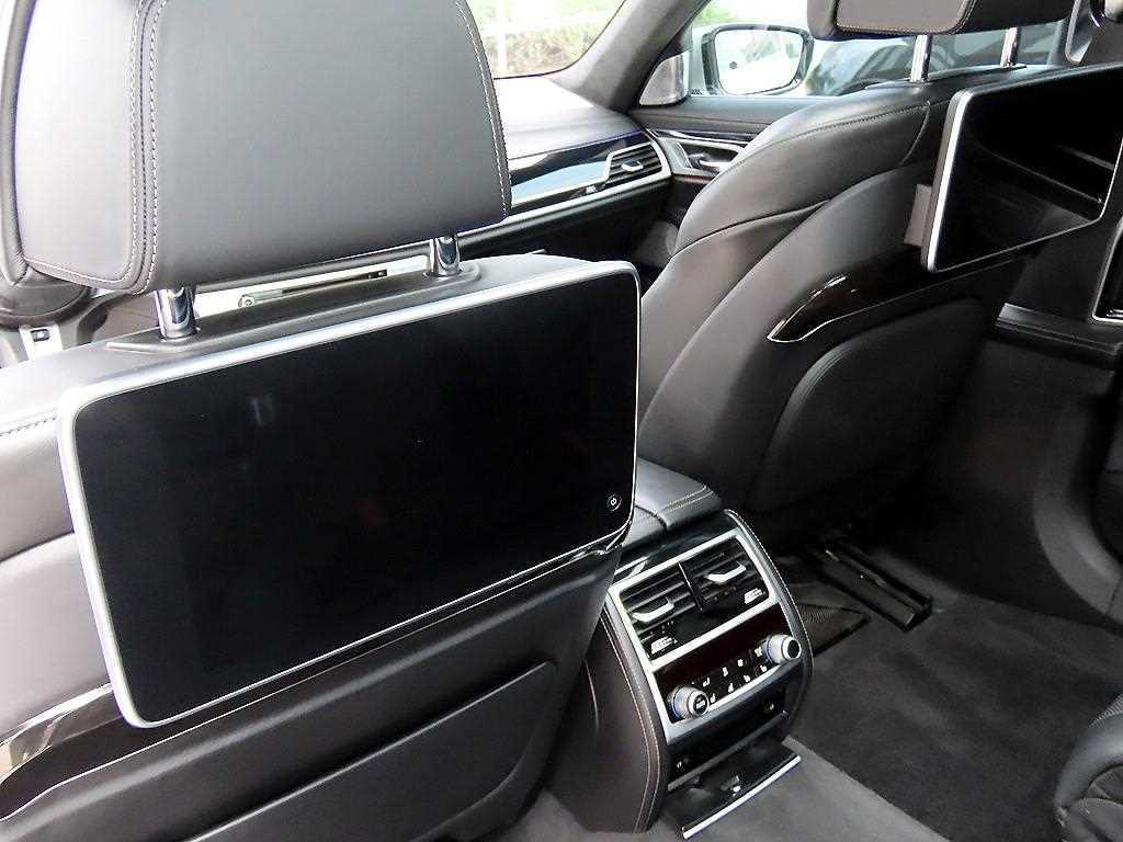 BMW 7-Series — photo 15