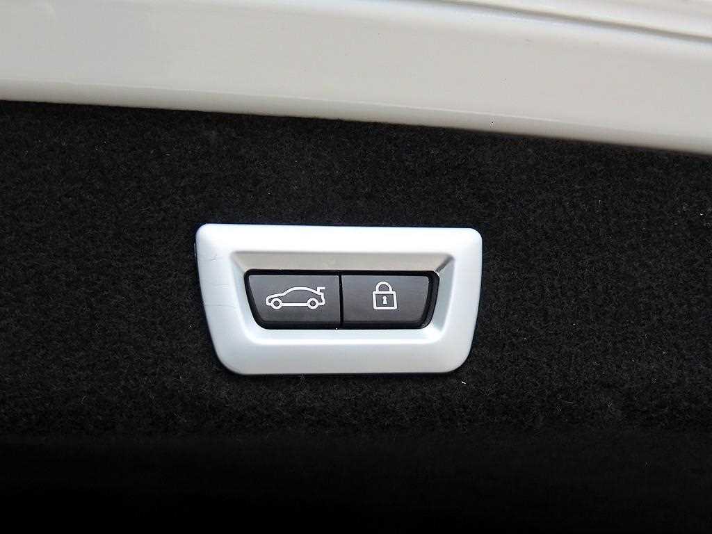 BMW 7-Series — photo 16