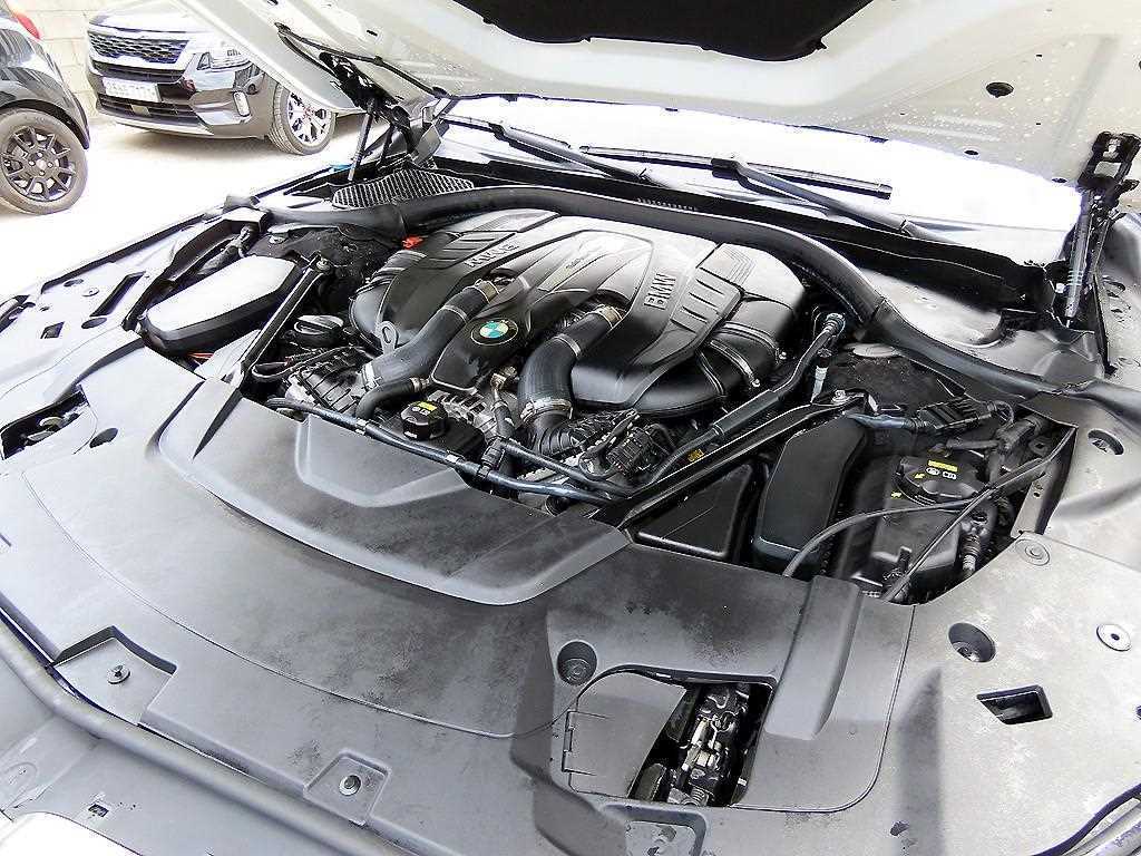 BMW 7-Series — photo 19