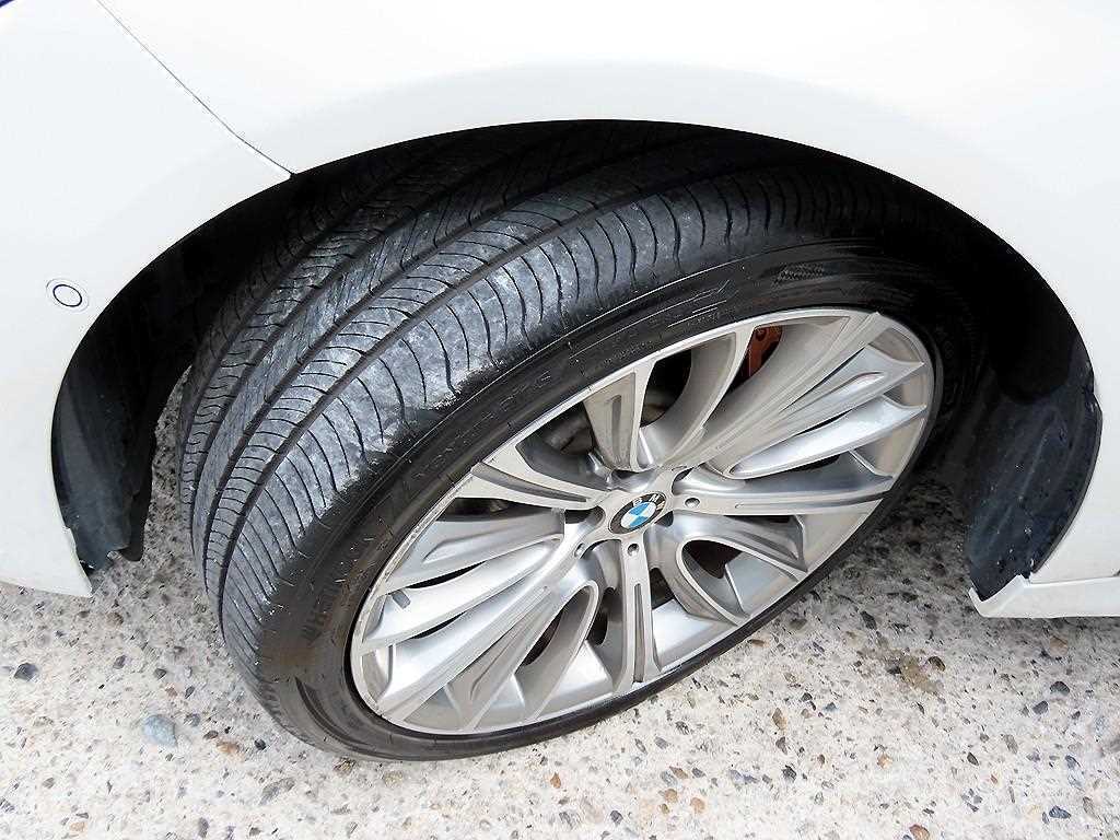 BMW 7-Series — photo 20
