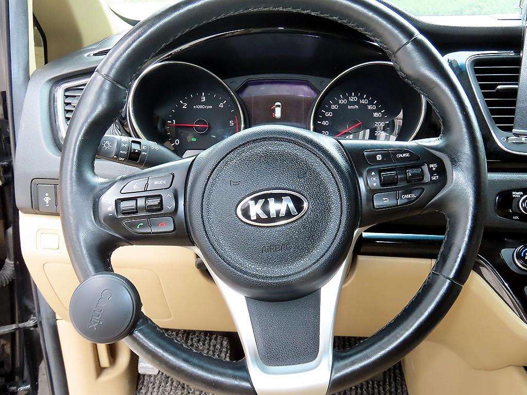 Kia Carnival — photo 09