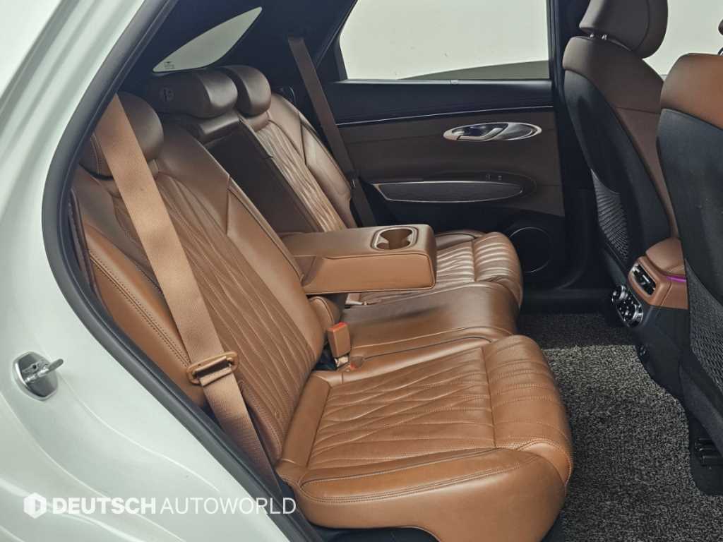 Genesis GV70 — photo 12