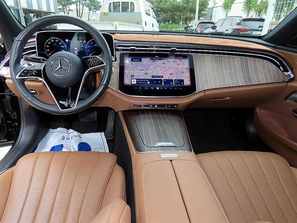Mercedes-Benz E-Class — photo 07