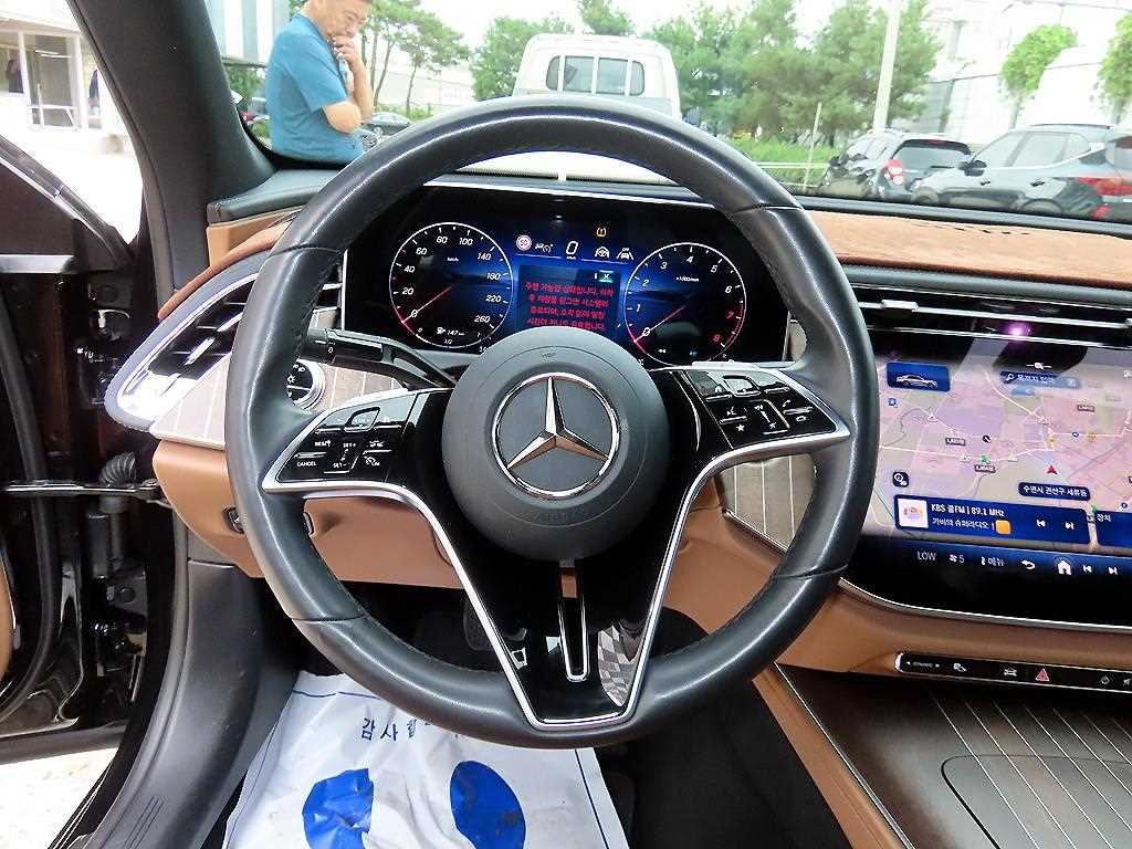 Mercedes-Benz E-Class — photo 08