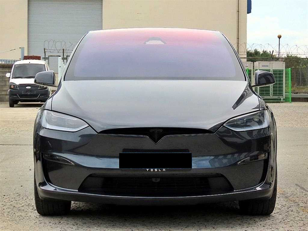 Tesla Model X — photo 01