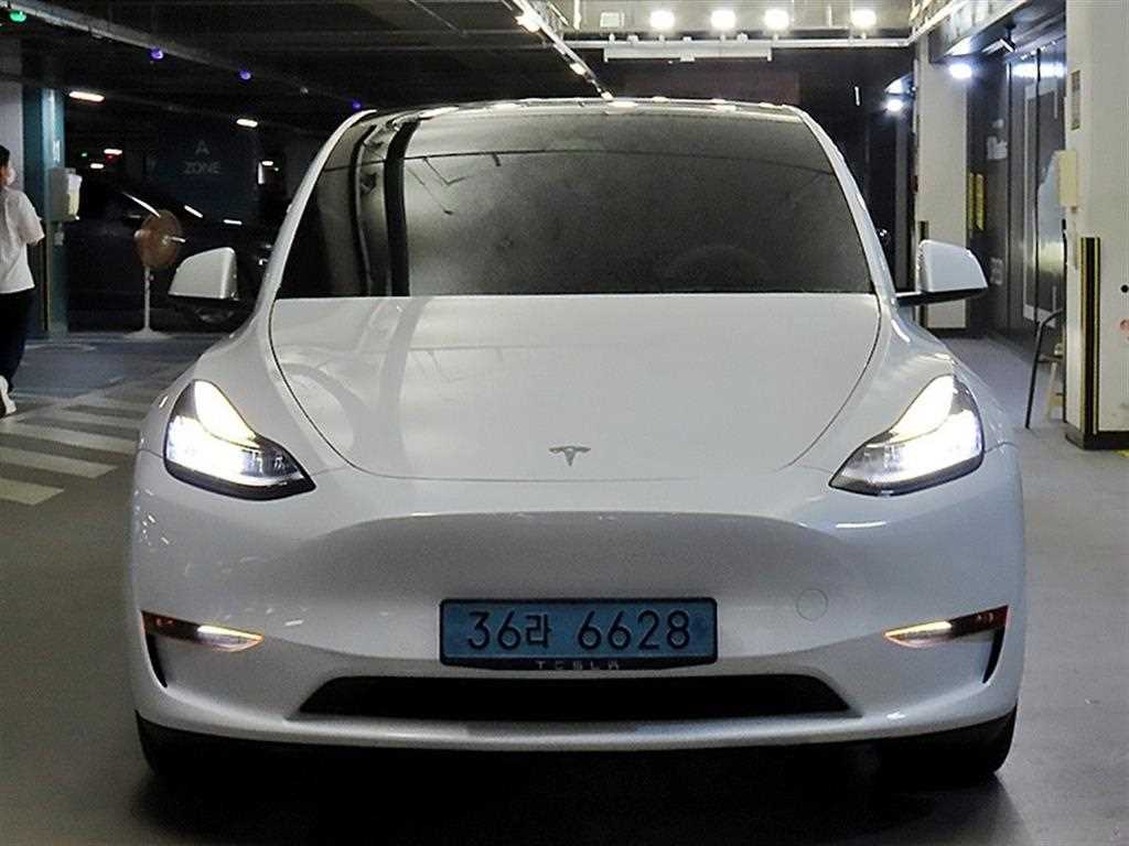 Tesla Model Y — photo 02