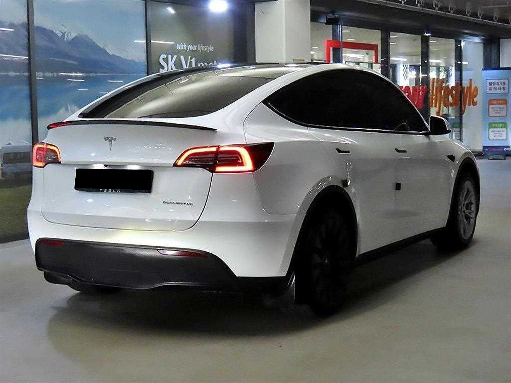 Tesla Model Y — photo 04