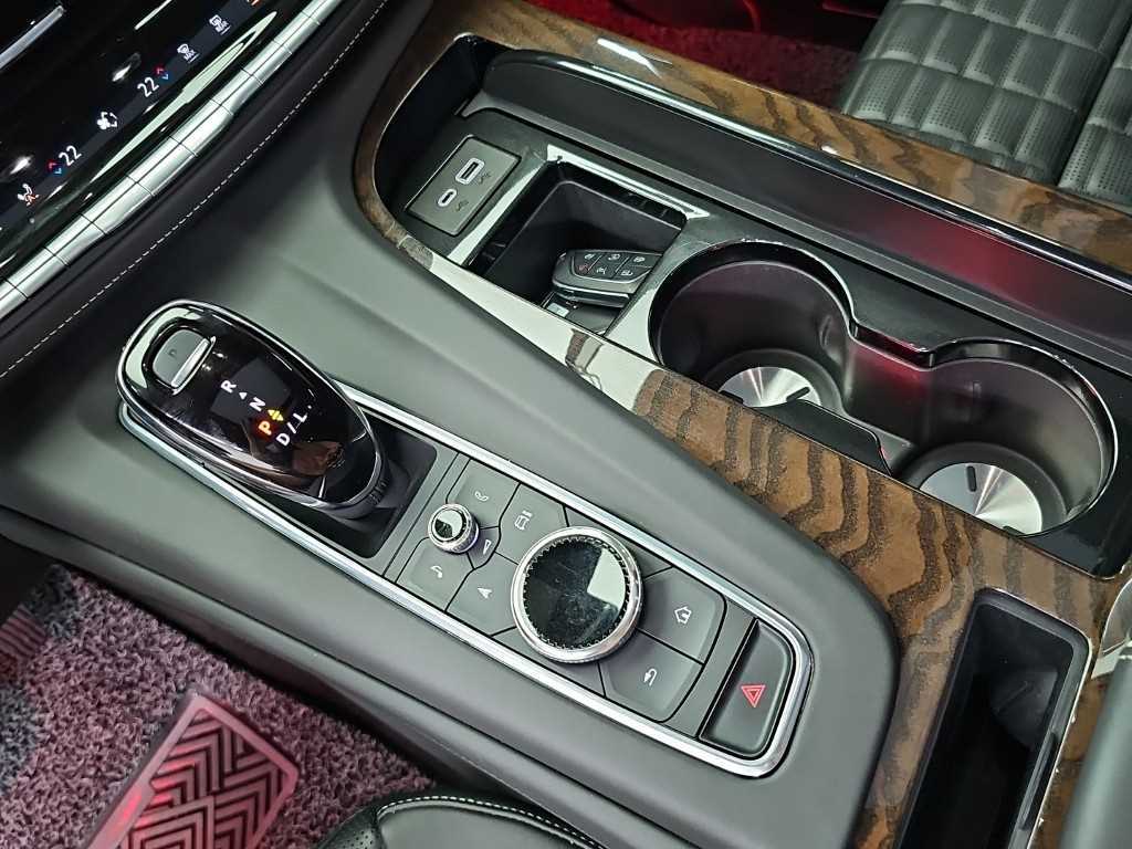 Cadillac Escalade — photo 08