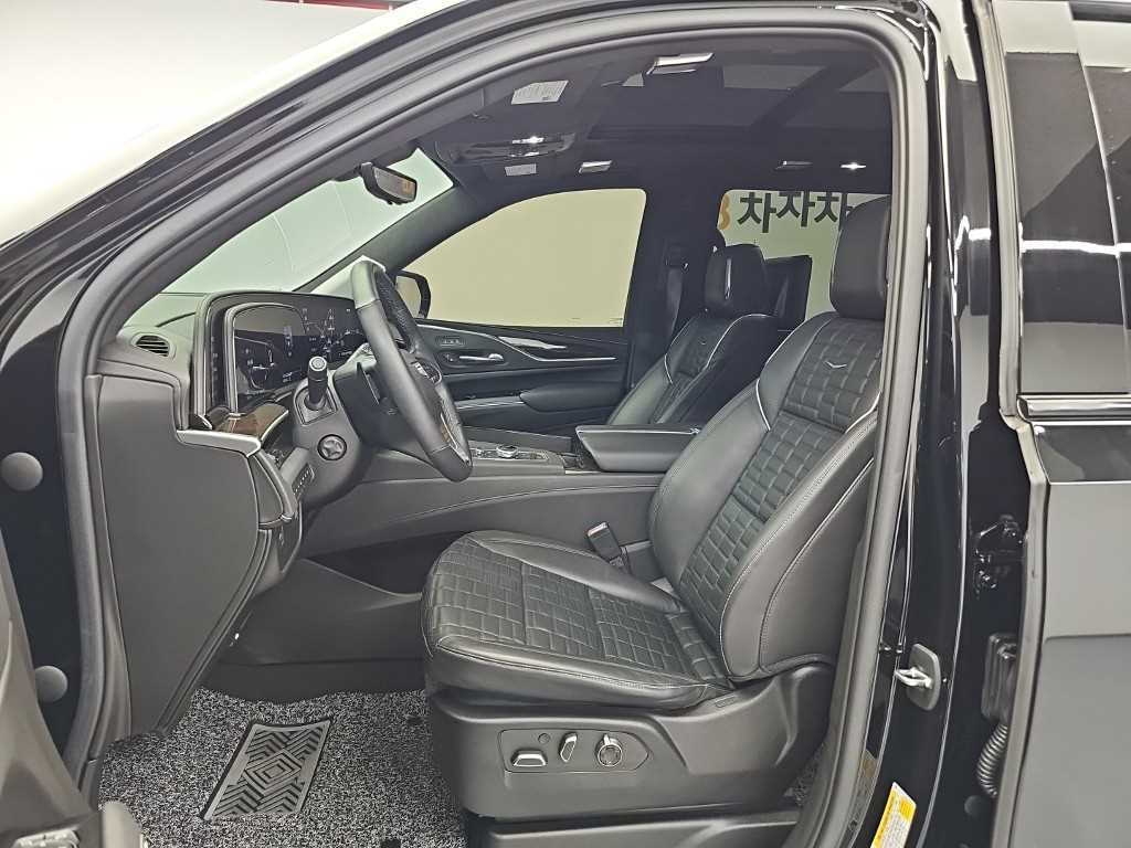 Cadillac Escalade — photo 11
