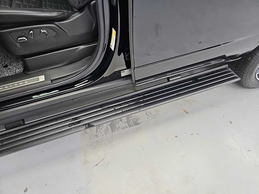 Cadillac Escalade — photo 13
