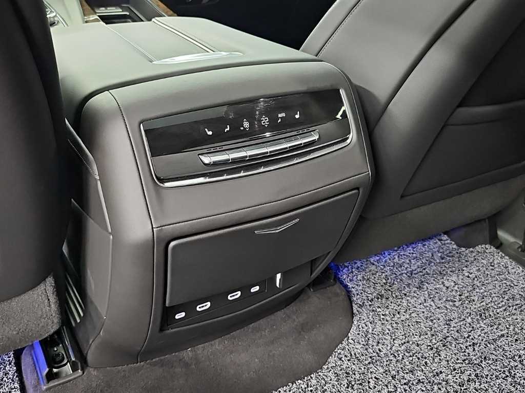 Cadillac Escalade — photo 14