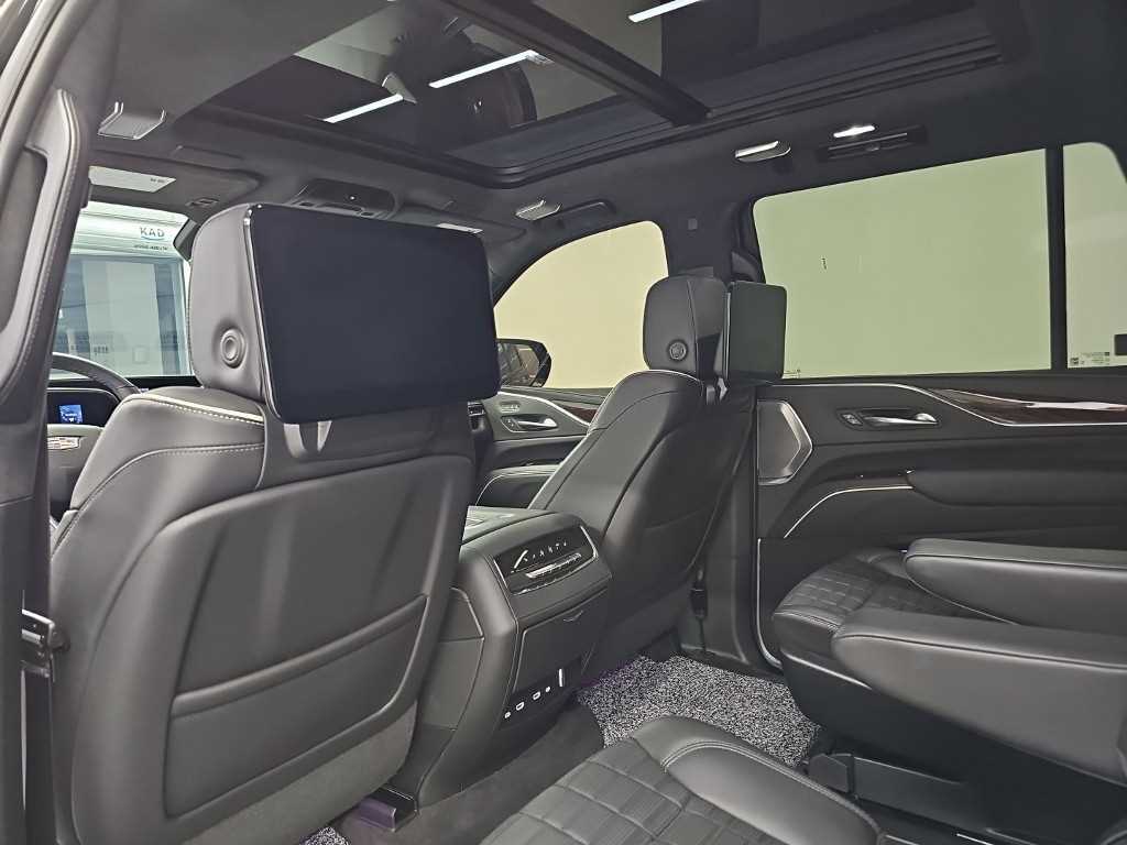 Cadillac Escalade — photo 15