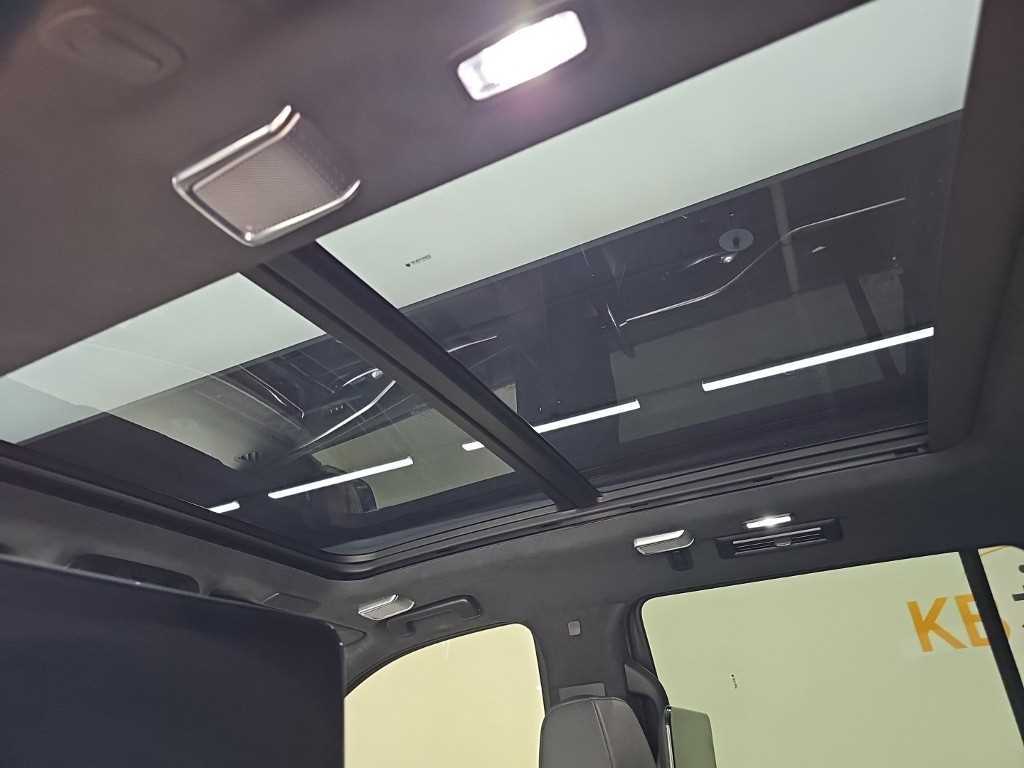 Cadillac Escalade — photo 16