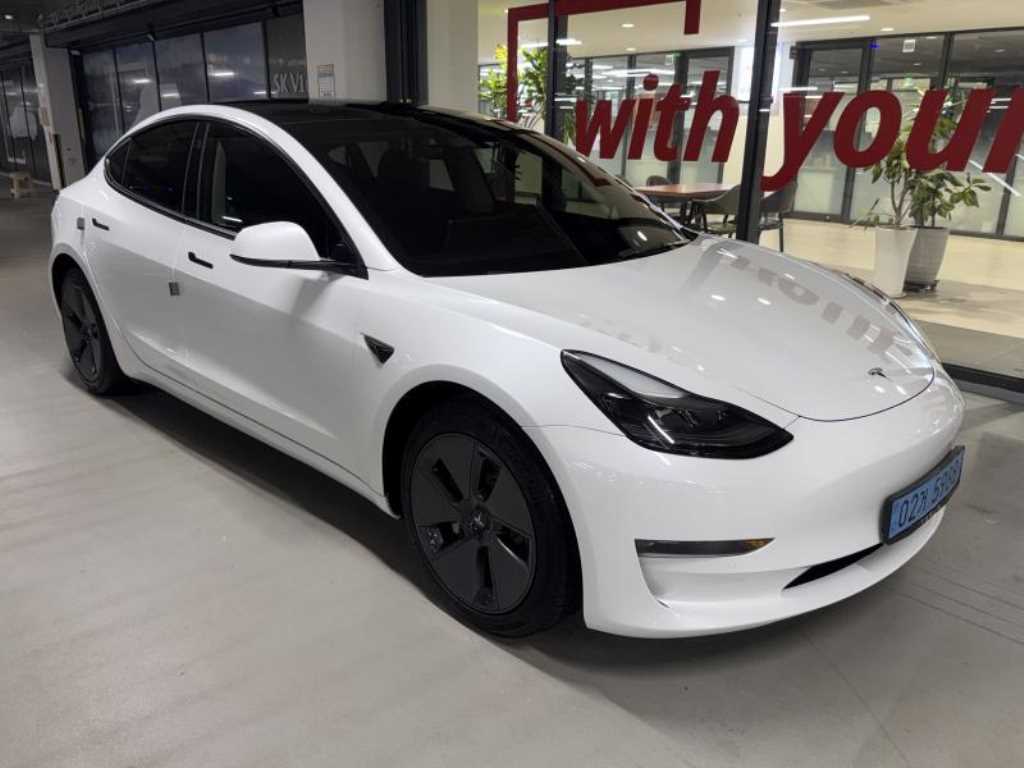 Tesla Model 3 — photo 02