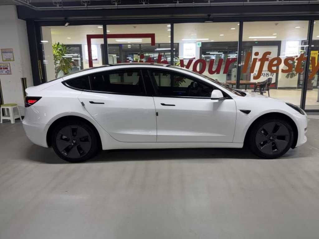 Tesla Model 3 — photo 03