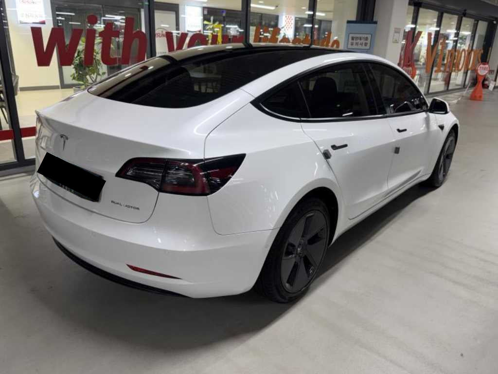 Tesla Model 3 — photo 04