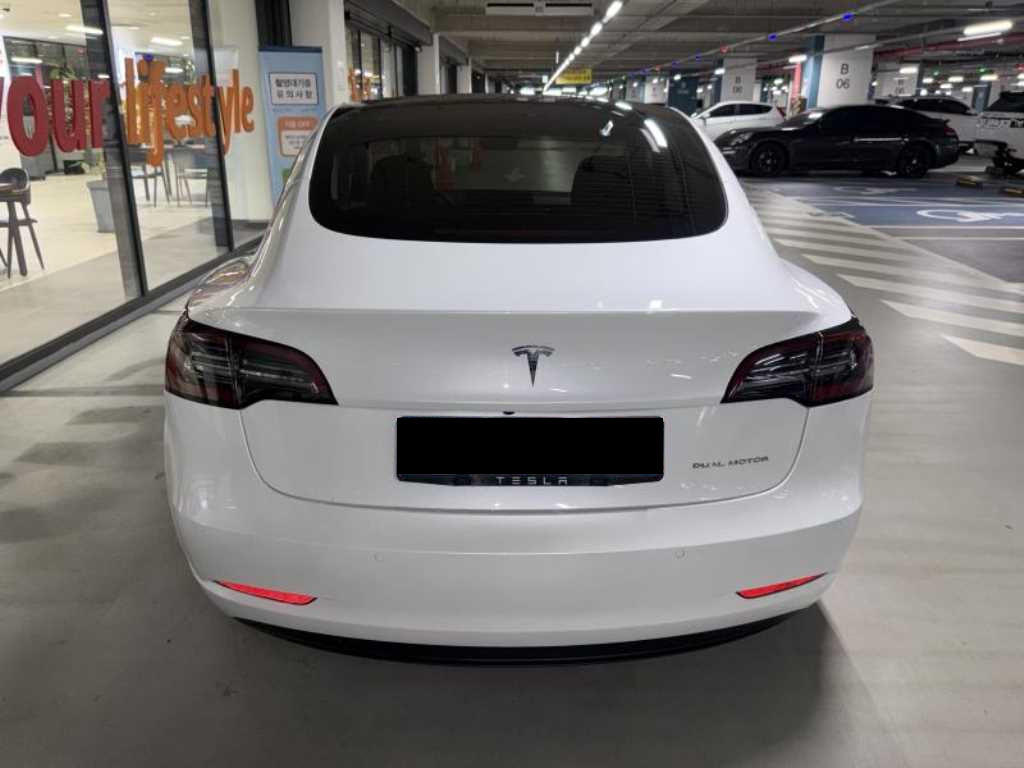 Tesla Model 3 — photo 05